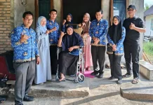 Dinas Sosial Padang Salurkan Kursi Roda bagi Warga Prasejahtera di Koto Pulai