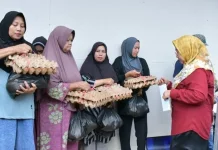 Ringankan Beban Warga, Ketua TP-PKK Agam Antar Bansos ke Huntara Tamtaman