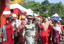 HUT ke-33 Lubuk Basung, Puluhan Jamba Diarak 600 Meter Iringi Tambua Tansa