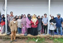 TP PKK Agam Salurkan 51 Paket Sembako untuk Warga Huntara Tamtaman