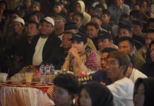 Bupati Annisa Nobar Final Piala Dunia Bersama Ratusan Warga Dharmasraya
