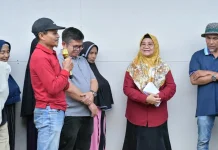 Ketua TP PKK Agam Salurkan Bantuan untuk Warga Huntara