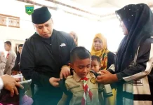 Wali Kota Padang Panjang Serahkan 597 Seragam Sekolah Gratis
