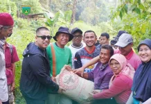 Pemko Padang Panjang Bantu Material Semen untuk Pokdarwis Aro Sepakat