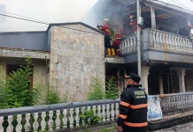 Damkar Padang Kerahkan 75 Personel Jinakkan Kebakaran di Wisma Indah III
