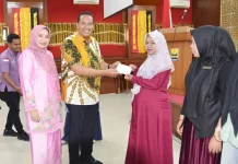 Wali Kota Pariaman Serahkan Honorarium Kader KB dan Biaya Transportasi TPK 2026