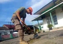 Jumat Berseri Satpol PP Padang Wujudkan Rumah Ibadah Bersih