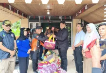 Pemkab Pasaman Barat Kerahkan Damkar Bersihkan Lumpur Pascabanjir Kajai
