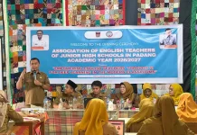 Guru Bahasa Inggris SMP Padang Didorong Adaptif dengan Teknologi AI