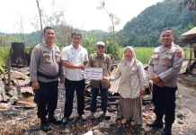 Polsek IV Jurai Gandeng BAZNAS Salurkan Rp7 Juta untuk Korban Kebakaran