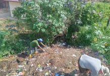 Aduan Warga, PerkimLH Kota Solok Bersihkan Sampah di Jalan Tunas Bangsa