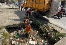 PerkimLH Kota Solok Bersihkan Sampah Penyumbat Saluran Irigasi