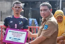 Sekda Sawahlunto Serahkan Bantuan Korban Kebakaran Desa Sikalang Talawi