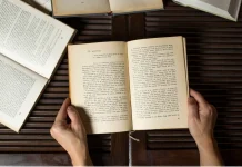 Pesona Lembaran Kertas di Era Digital