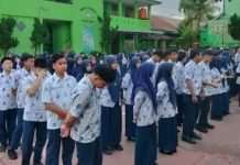 SMPN 11 Padang Salurkan Seragam Gratis untuk 123 Siswa