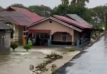 Pagar Belakang Basko City Mall Roboh saat Hujan Lebat
