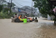 Banjir Padang Meluas, Polresta Bergerak Evakuasi Warga Terdampak