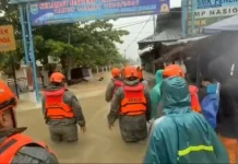 Brimob Sumbar Bergerak Selamatkan Korban Banjir Padang