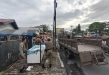 Satpol PP Padang Tertibkan Lapak PKL yang Tinggalkan Fasilitas Umum