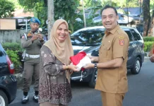 Sambut HUT RI, Pemkab Agam Bagikan Bendera Merah Putih kepada Warga
