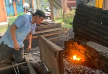 Pandai Besi di Padang Bertahan di tengah Gempuran Produk Pabrikan