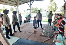 Polwan Polresta Padang Pulihkan Trauma Anak Korban Banjir