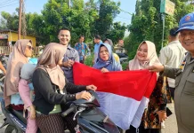 Pemkab Dharmasraya Bagikan 500 Bendera Merah Putih Sambut HUT ke-81 RI