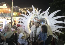 Ribuan Warga Padang Padati Pantai Cimpago Saksikan Festival Telong-Telong