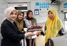 Semarak HJK Padang Ke-357, KAI Sumbar Sapa Pelanggan di Stasiun