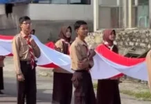 Warga Kecamatan Barangin Sawahlunto Bentangkan Merah Putih Sepanjang 100 Meter