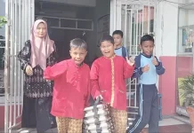 Siswa SDN 33 Sawahan Padang Santap MBG dengan Ceria