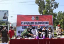 Kejari Pasbar Musnahkan Barang Bukti 56 Perkara