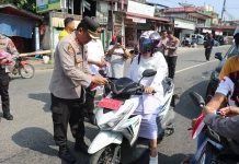 Polres Pasbar Bagikan Ribuan Bendera Merah Putih kepada Masyarakat