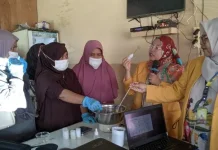 UNP Latih Warga Olah Minyak Jagung Jadi Serum Kosmetik
