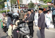 Semarak HUT ke-81 RI, Wali Kota Zulmaeta Bersama Forkopimda Bagikan Ratusan Bendera