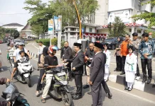 Wali Kota Payakumbuh Bagikan Ratusan Bendera Merah Putih