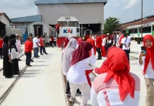 KAI Sumbar Tantang Kekompakan Pegawai Tarik Lokomotif 42 Ton