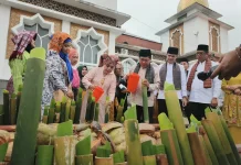Tradisi Malamang Rawat Kebersamaan Masyarakat Padang Pariaman