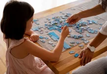 Bermain Puzzle Melatih Konsentrasi dan Kemampuan Berpikir Anak