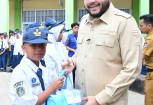 Siswa Kurang Mampu SMPN 3 Padang Terima Seragam Gratis