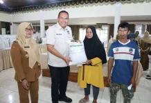Sebanyak 640 KPM di Pariaman Terima Bantuan Beras 30 Kilogram