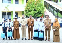 Pemko Padang Bagikan Seragam Gratis dan Larang Jual Beli LKS