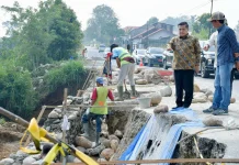 Bupati Agam Tinjau Infrastruktur, Tekankan Pentingnya Drainase Jalan