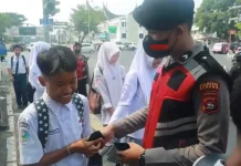 Polresta Padang Bagikan Masker di tengah Kepungan Kabut Asap