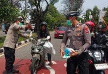 Polsek Koto Tangah Bagikan Masker Cegah Dampak Kabut Asap