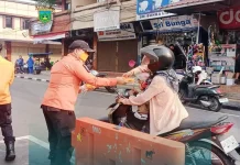Kualitas Udara Padang Panjang Menurun, BPBD Kesbangpol Bagikan Masker