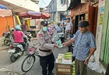 Polsek Padang Selatan Bagikan Masker ke Pasar Tanah Kongsi
