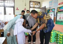 Pemko Pariaman Bagikan Seragam Sekolah Gratis untuk Pelajar SD dan SMP