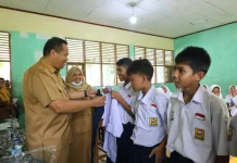 Siswa SMP di Pariaman Terima Seragam Sekolah Gratis