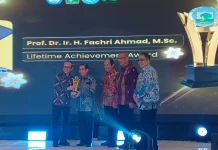 Fachri Ahmad Raih Lifetime Achievement Award Unand